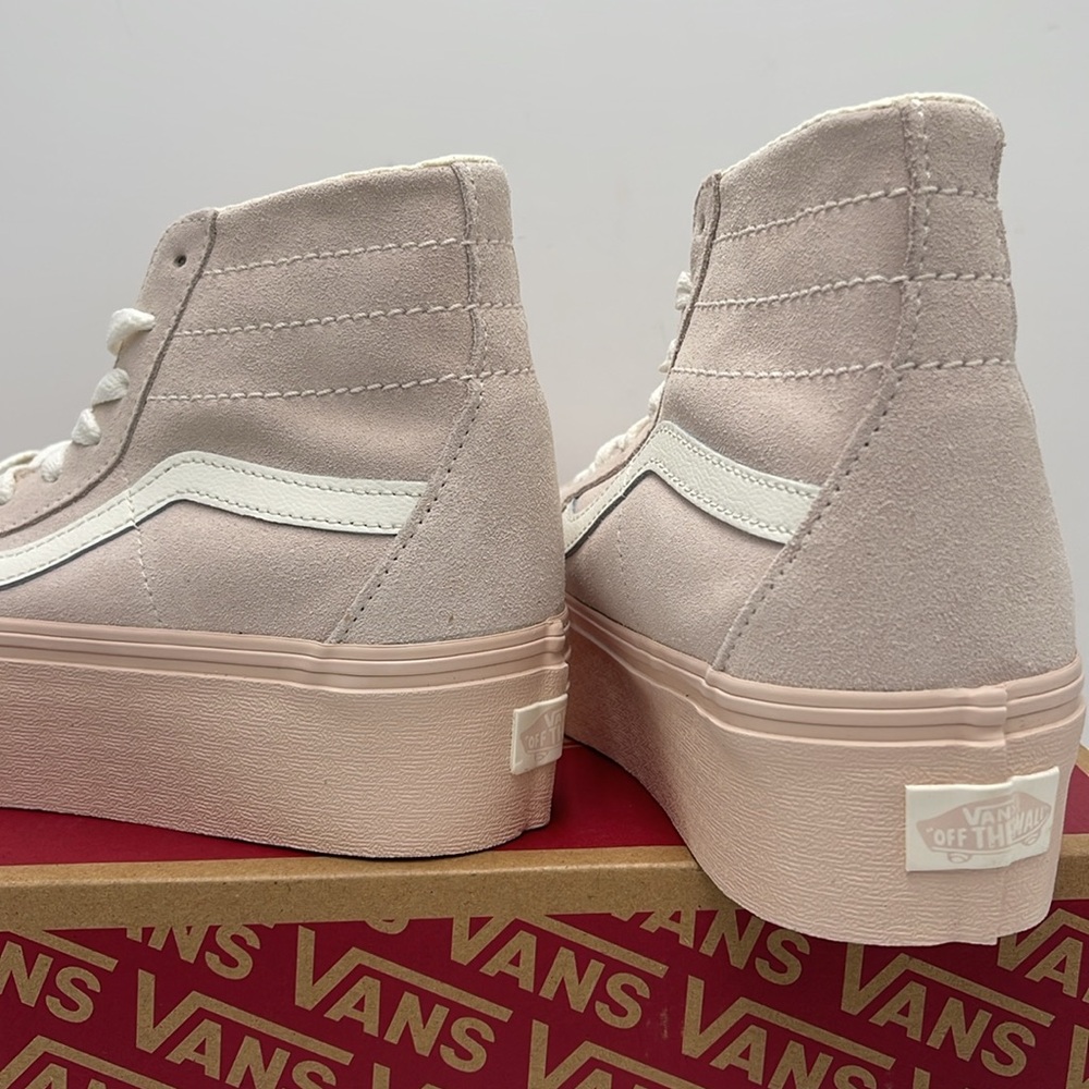 Vans WMNS Sk8-Hi Tapered Stacked Suede Shell
VN0A5JMKBXO
Platforms Sneakers - Picture 14 of 16